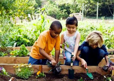 Bambini piccoli che praticano giardinaggio