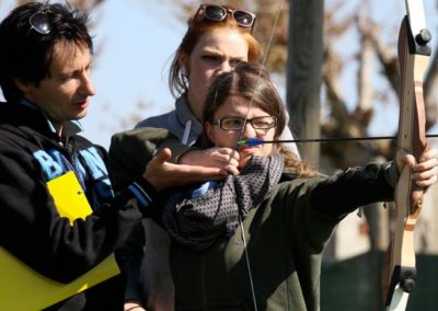 Istruttore sportivo in un villaggio che insegna il tiro con l'arco